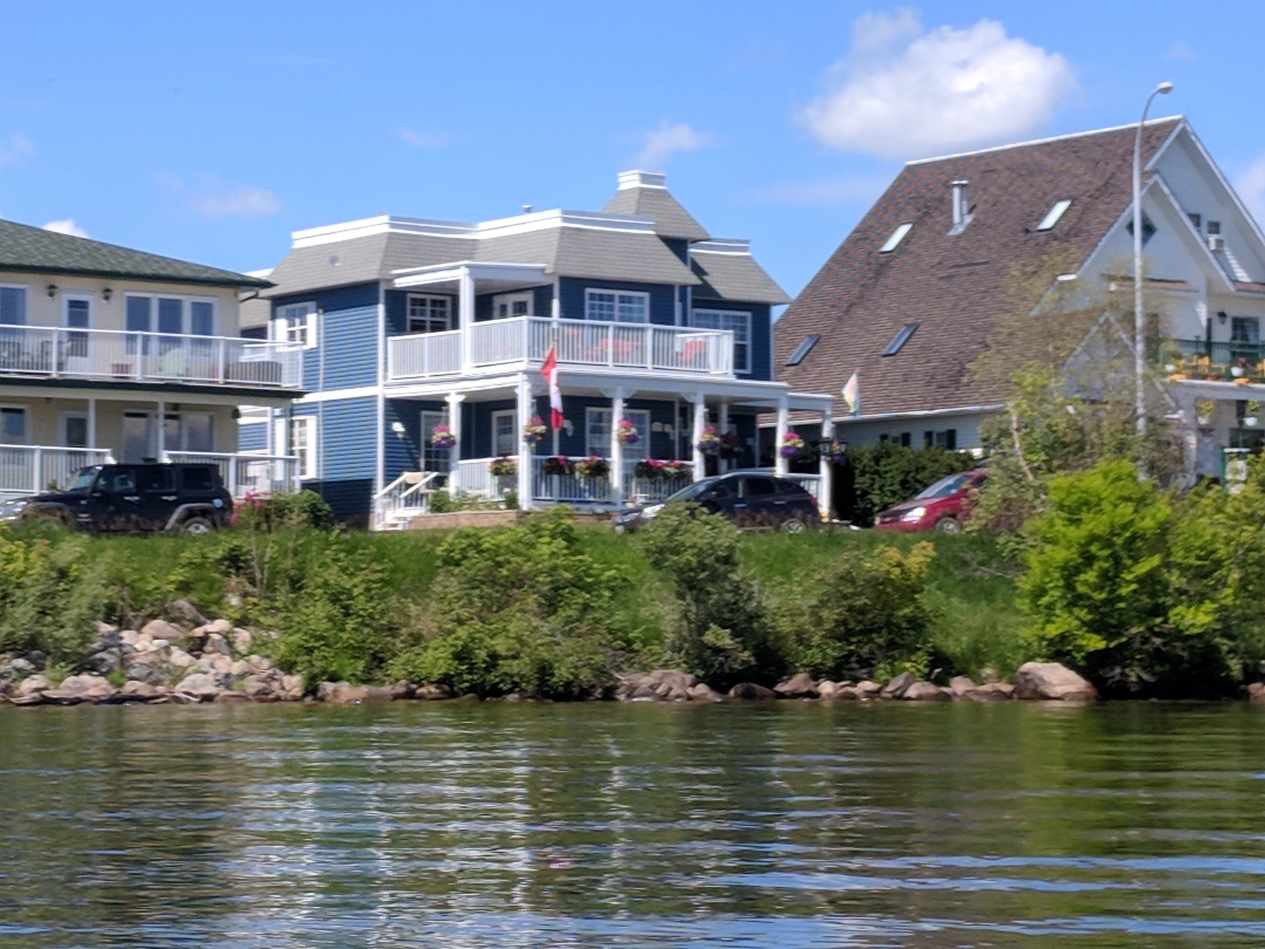 Edgewater Cottage & Suites logo